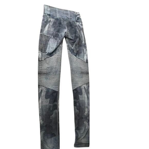 Niyama Sol camo leggings size small distressed jean look stretchy yoga feel - Picture 6 of 7